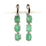 A pair of 925 silver drop earrings set with oval cut emeralds, L. 5cm.