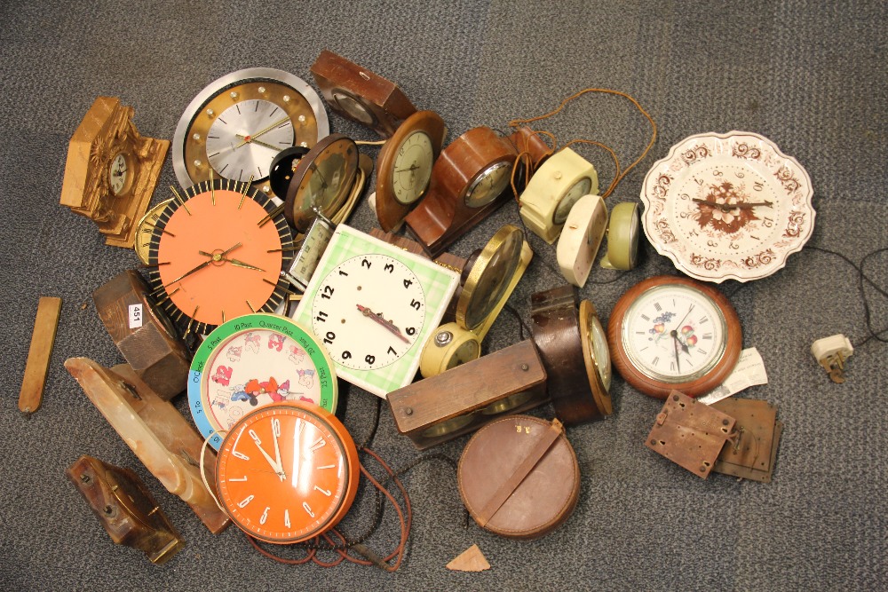 A quantity of mixed vintage clocks.