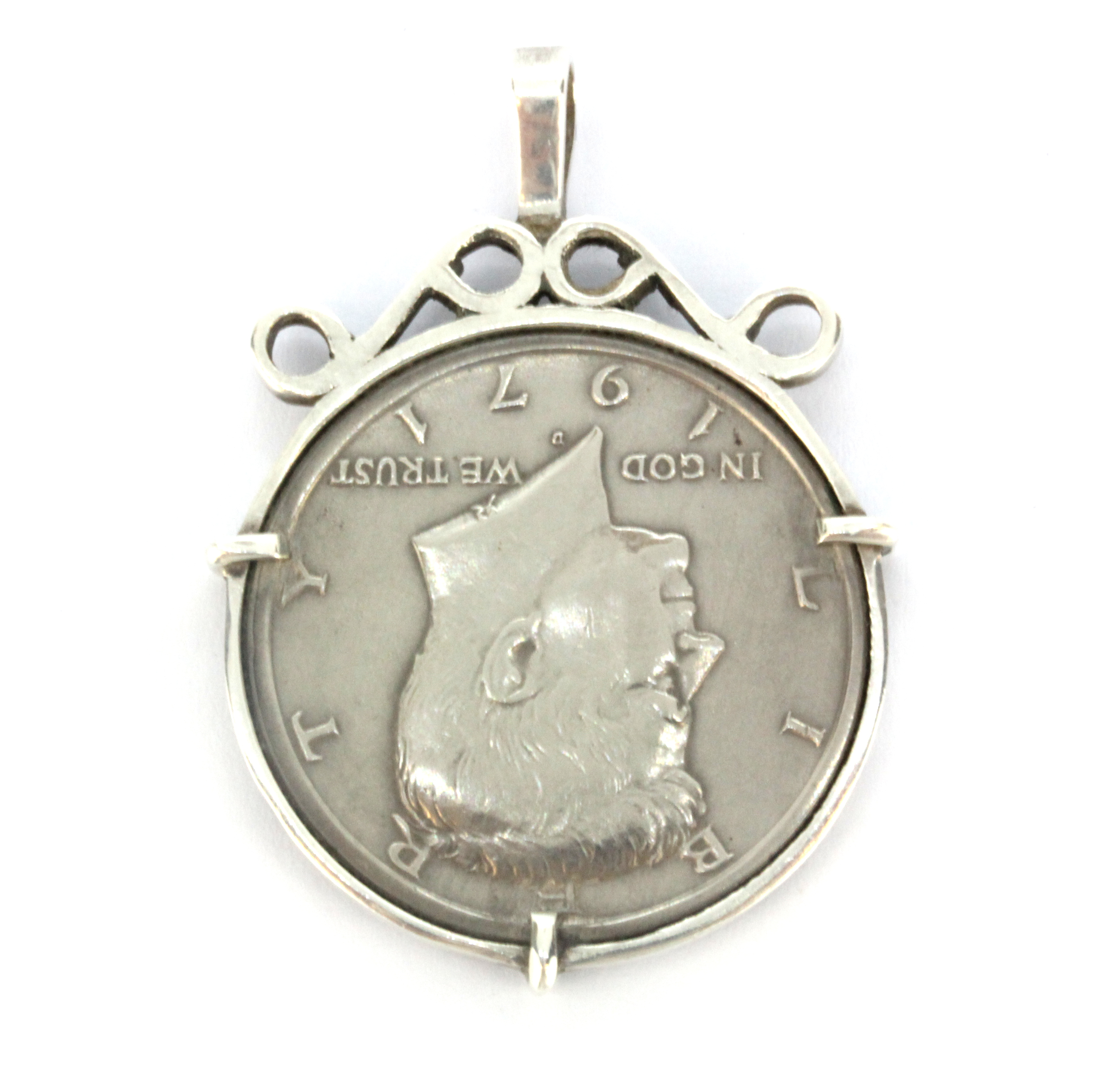 A 1971 USA half dollar coin set as a pendant in a white metal (tested silver) mount, L. 4.5cm. - Bild 2 aus 2