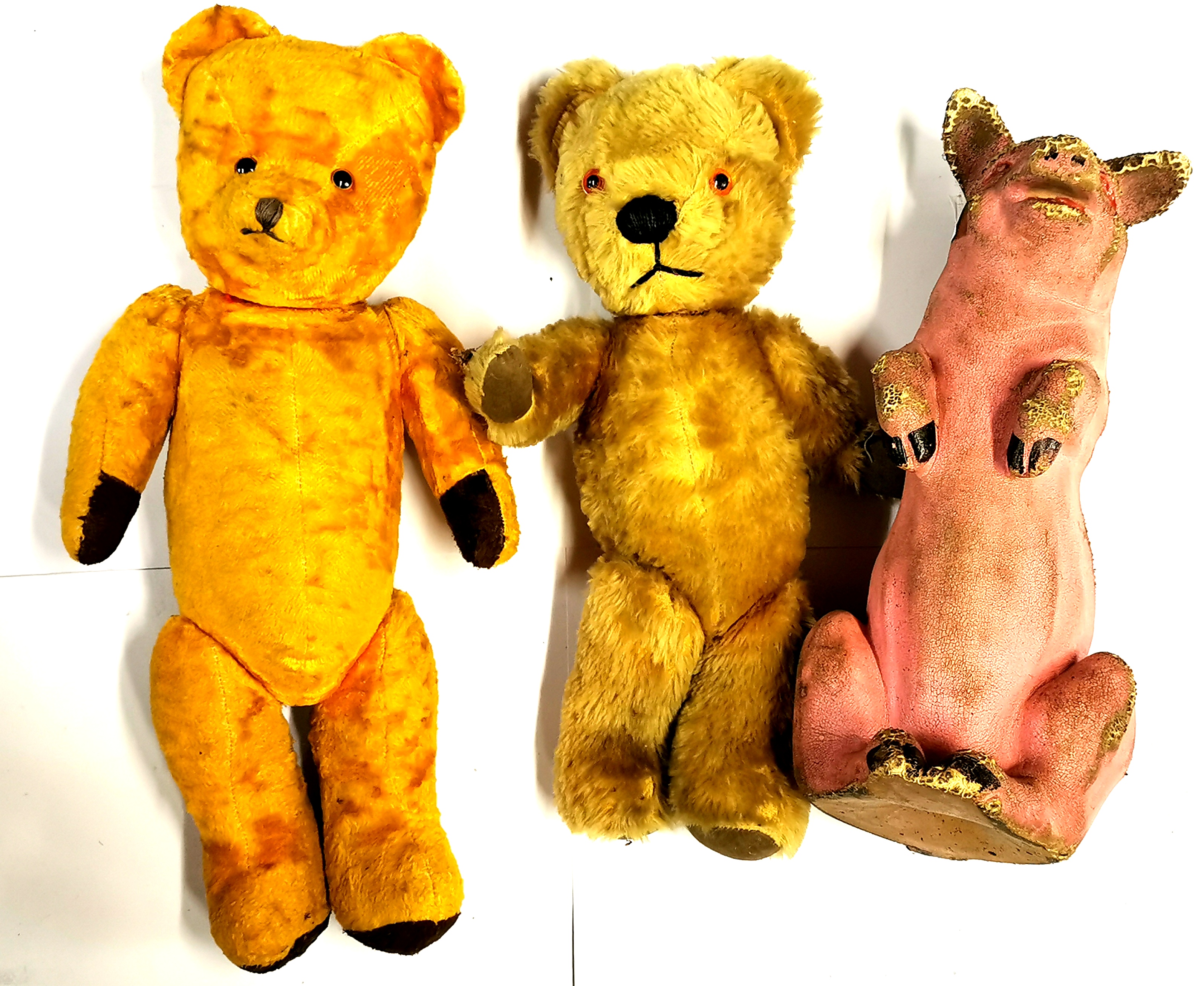 A vintage rubber pig, H. 36cm, with two articulated teddy bears.