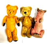 A vintage rubber pig, H. 36cm, with two articulated teddy bears.