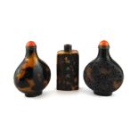 A group of three Chinese faux tortoise shell snuff bottles, H. 8cm.