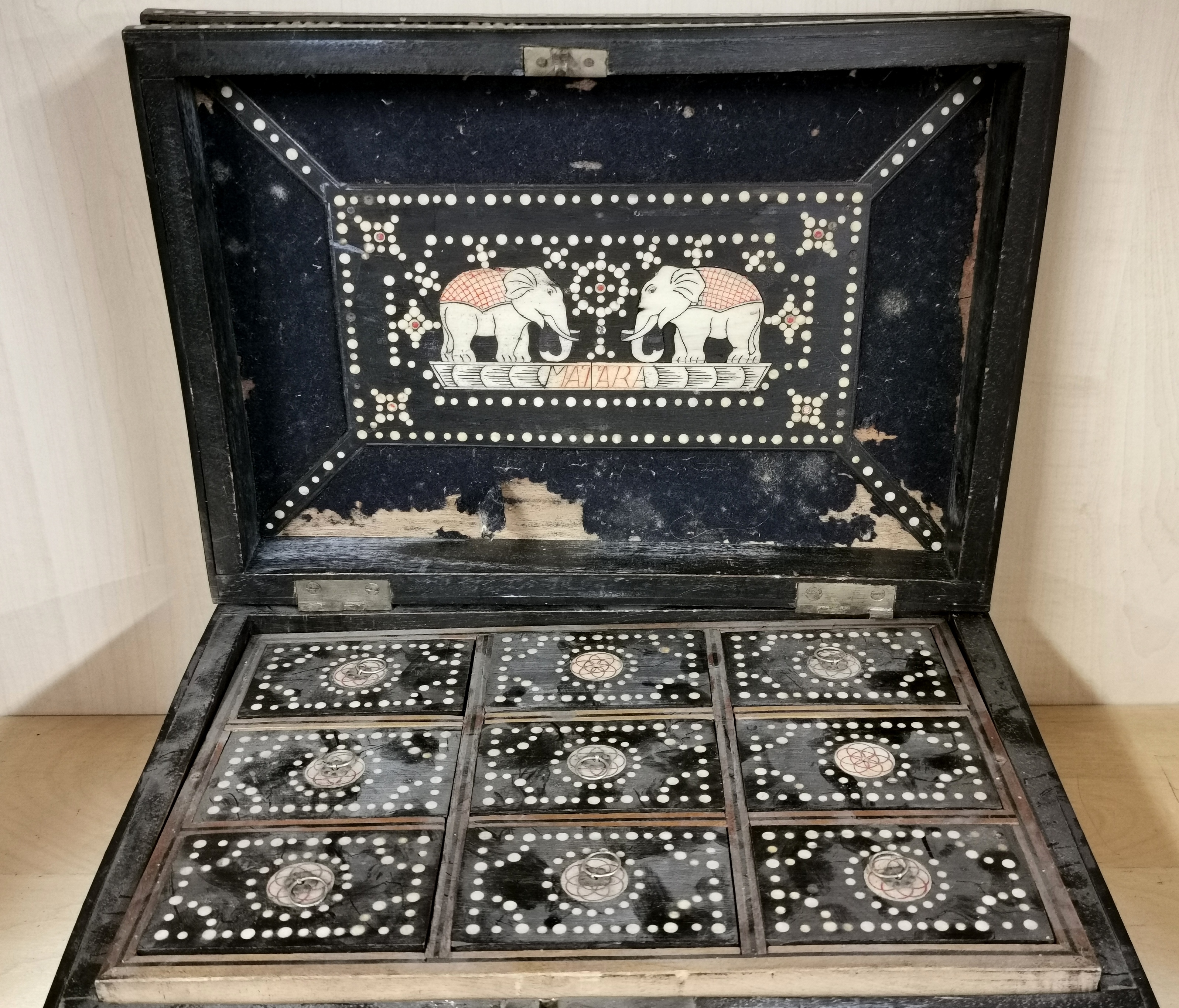 A 19th century porcupine quill decorated box, size 30 x 22 x 12cm. Condition: lid detached and - Image 3 of 4