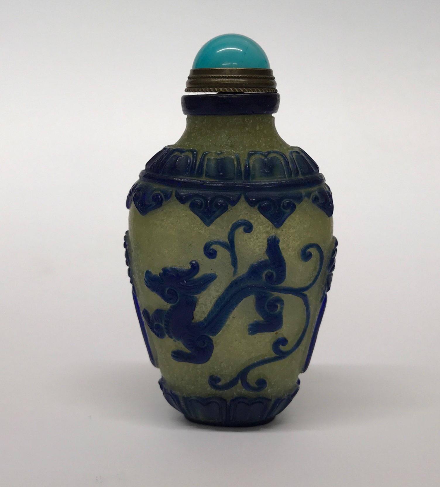 A Chinese two layer Peking carved cameo glass snuff bottle with gilt and hardstone stopper, H.