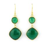 A pair of 925 silver gilt drop earrings set with faceted aventurine, L. 4.7cm.