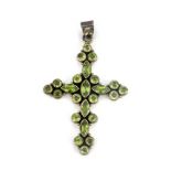 A 925 silver peridot set cross pendant, L. 6cm.