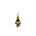 A 9ct yellow gold clown shaped articulated pendant set with emerald, sapphire and garnet, L. 3cm.