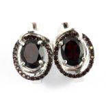 A pair of 925 silver earrings set with garnets, L. 1.2cm.