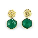 A pair of 925 silver gilt drop earrings set with faceted cut aventurine, L. 2.5cm.