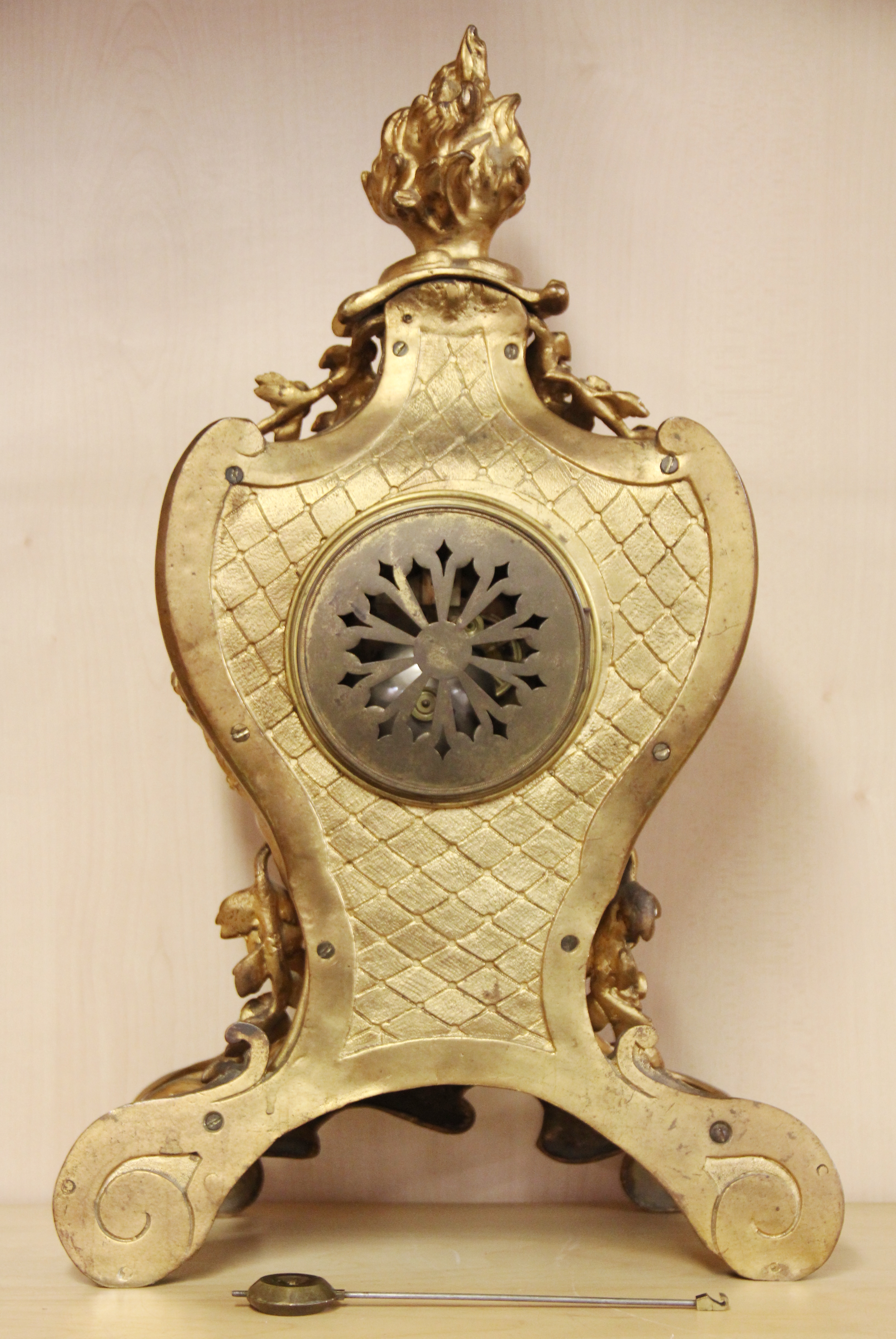 A 19th Century French gilt brass mantle clock with striking movement, H. 51cm. Working condition : - Image 3 of 3