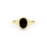 A 9ct yellow gold onyx set signet ring, (N,5).