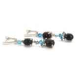 A pair of 925 silver drop earrings set with cabochon cut black opals and apatites, L. 4.3cm.