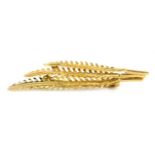 An 18ct yellow gold (stamped 750) leaf shaped brooch, L. 6cm, approx. 4.8gr.