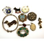 A quantity of silver and other jewellery items.