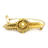 A 15ct yellow gold bar brooch set with a seed pearl, L. 4.5cm, approx. 5.1gr.