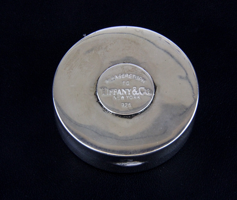 A hallmarked silver box, Dia. 5cm.