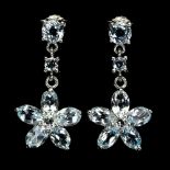 A pair of 925 silver flower shaped drop earrings set with blue topaz, L. 2.6cm.