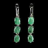 A pair of 925 silver drop earrings set with three oval cut emeralds, L. 3cm.