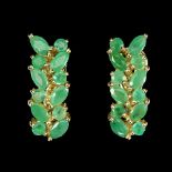 A pair of 925 silver gilt earrings set with oval cut emeralds, L. 2cm.