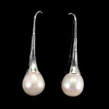 A pair of 925 silver pearl set drop earrings, L. 4cm.