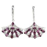 A pair of 925 silver drop earrings set with oval cut rhodolite garnets and white stones, L. 3.1cm.