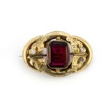 An Edwardian gilt metal stone set brooch, L. 3.5cm.