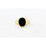 A gentleman's 9ct yellow gold onyx set signet ring, (M).