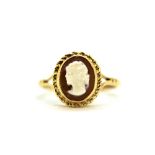 A 9ct yellow gold cameo set ring, (N(,