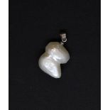 A baroque pearl pendant with white metal bail, H. 2.5cm.