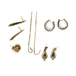 A quantity of 9ct yellow gold jewellery items, some a/f, approx. 7.8gr.