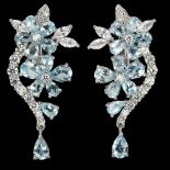 A pair of 925 silver flower shaped drop earrings set with blue topaz and white stones, L. 3.6cm.