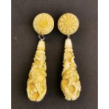 A pair of 1920's Chinese carved ivory drop earrings L. 4.5cm.