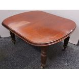 A Victorian mahogany extending dining table, L. 145cm. Opening to 187cm. W. 118cm.