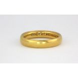 A hallmarked 22ct gold wedding band ( O )