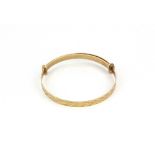A 9ct yellow gold expandable baby bangle, Dia. 3.5cm.