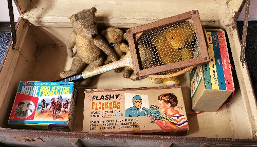A vintage cabin trunk containing four articulated teddy bears, a vintage movie projector, Flashy - Bild 2 aus 2