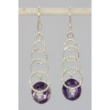 A pair of 925 silver amethyst set drop earrings, L. 4.5cm.