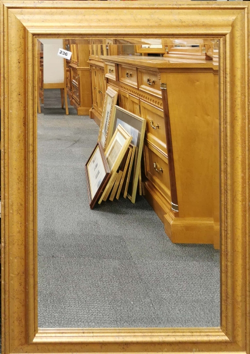 A good quality gilt framed mirror, 76 x 107cm.