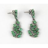 A pair of 925 silver emerald and white stone set drop earrings, L. 3.5cm.