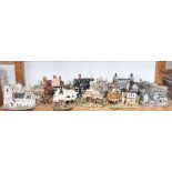 A quantity of Lilliput Lane models including Britain's Heritage and the Taj Mahal.
