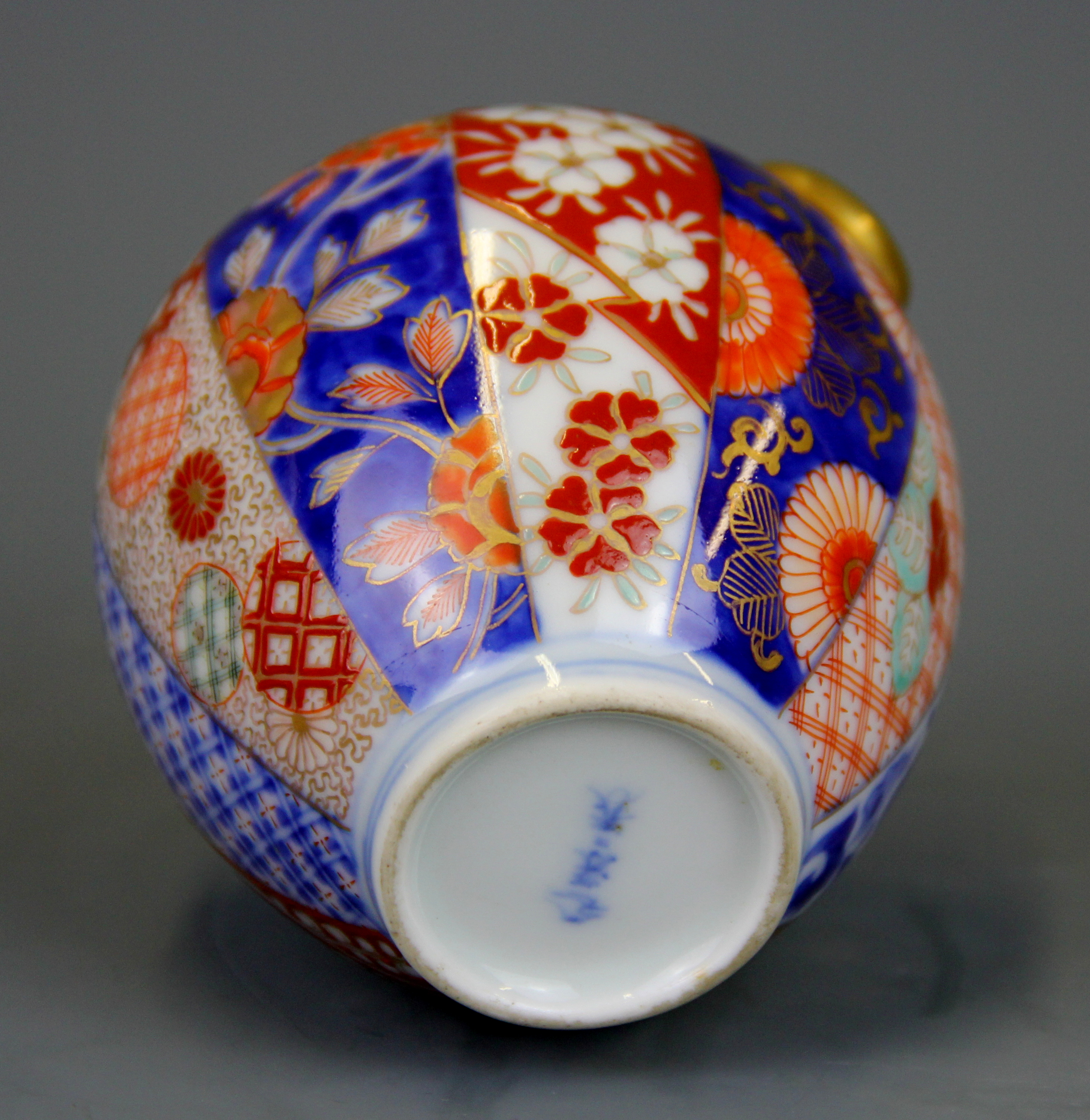 A fine Japanese hand painted and gilt Imari vase, H. 7.5cm. - Image 3 of 3