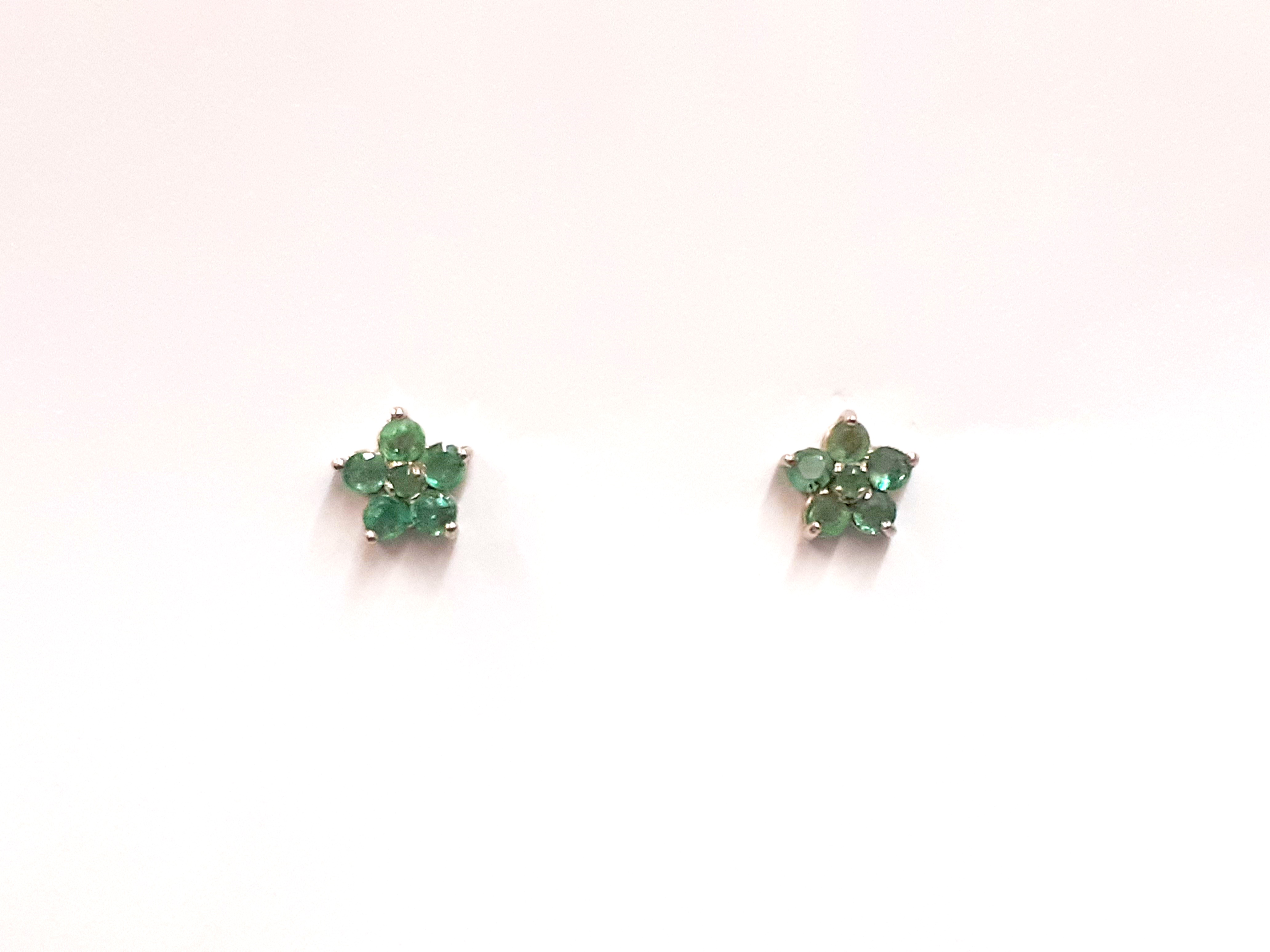 A pair of 925 silver emerald set cluster stud earrings, Dia. 0.7cm.