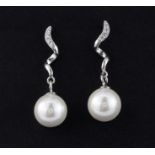 A pair of 925 silver stone and pearl set earrings, L. 2.5cm.
