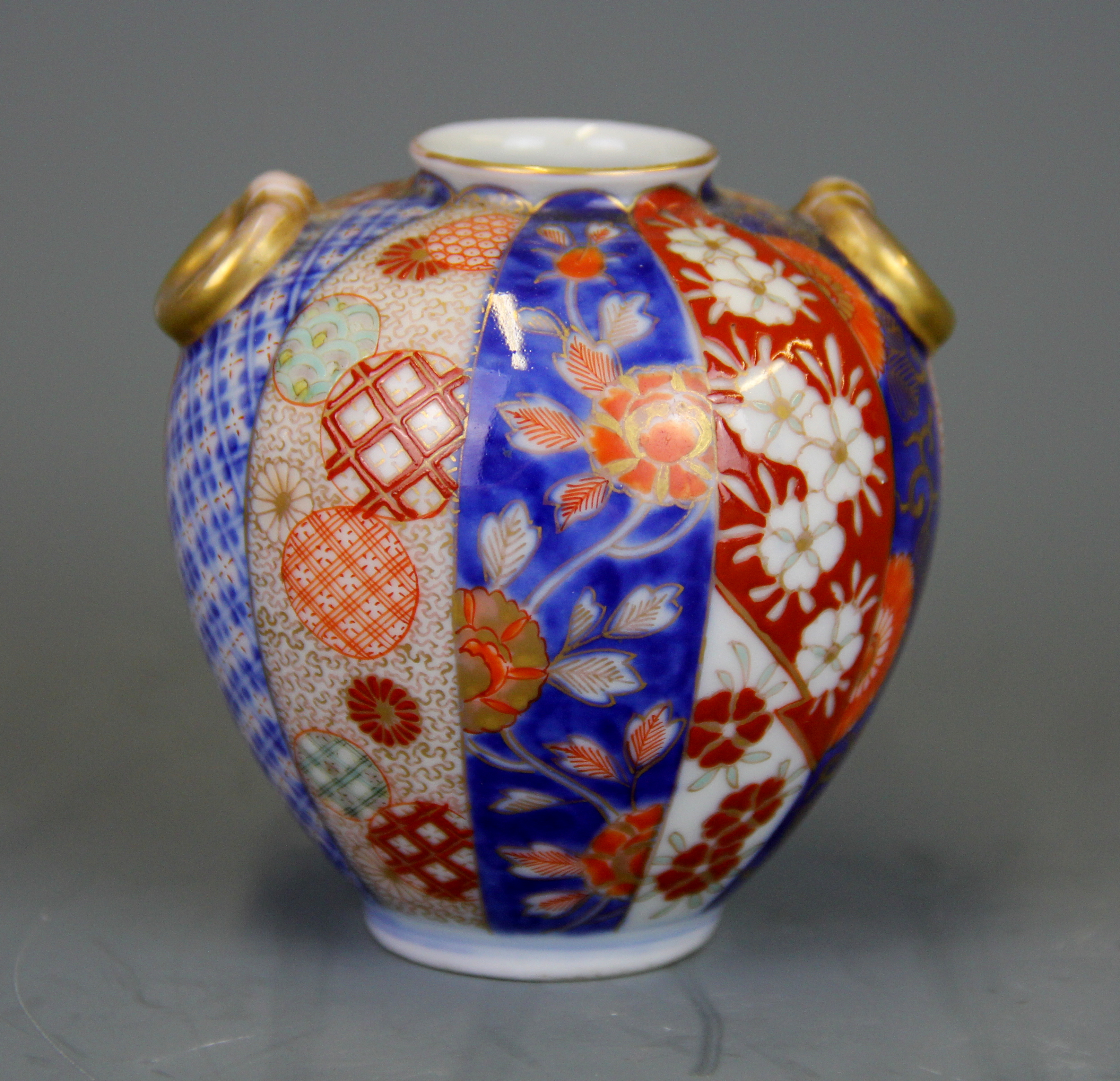 A fine Japanese hand painted and gilt Imari vase, H. 7.5cm. - Image 2 of 3