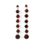 A pair of 925 silver drop earrings set with graduated round cut garnets, L. 5cm.