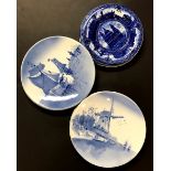 Four Dutch wall plates and further blue and white plates.