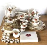 An extensive Royal Albert tea and coffee set (2nd quality).