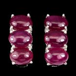 A pair of 925 silver earrings set with three cabochon cut rubies, L. 1.6cm.