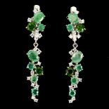 A pair of 925 silver emerald and chrome diopside set drop earrings, L. 4cm.