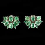 A pair of 925 silver earrings set with oval cut emeralds, L. 1.2cm.
